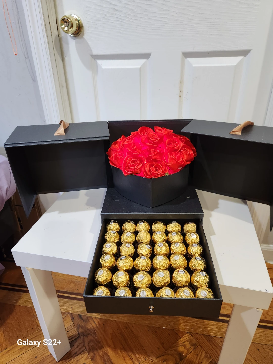 Caja de rosa eternas  y chocolate caja elegante