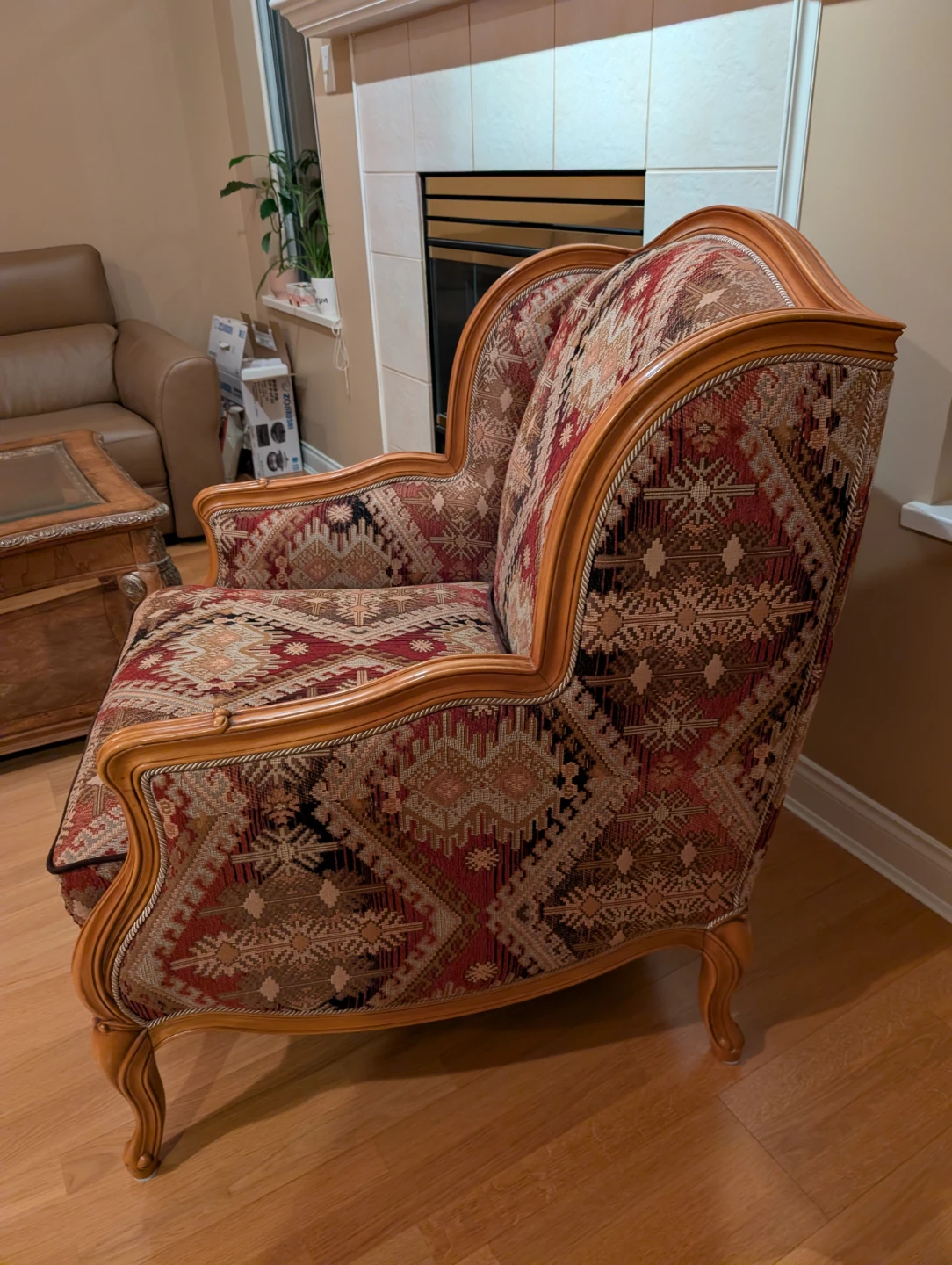 Armchair with ornate fabric and wooden frame - photo 3