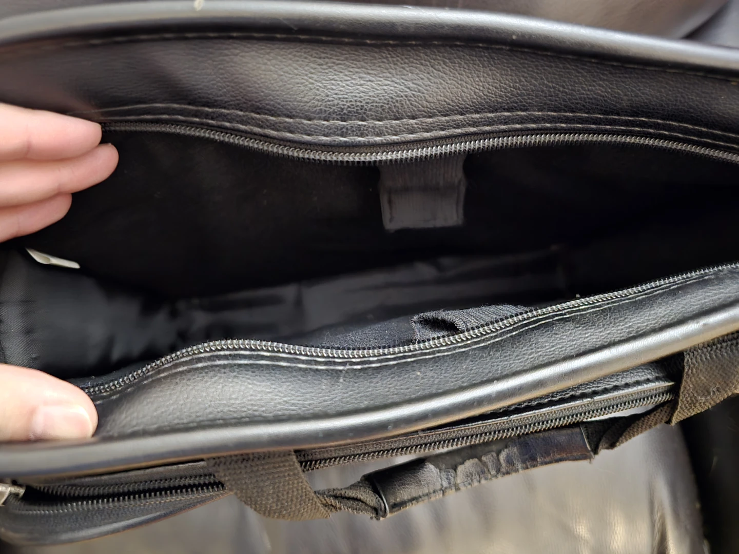FREE Targus Black Faux Leather Laptop Bag - photo 2