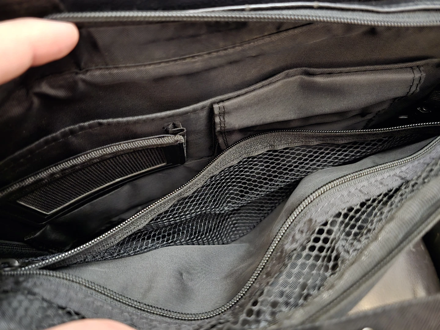 FREE Targus Black Faux Leather Laptop Bag - photo 3