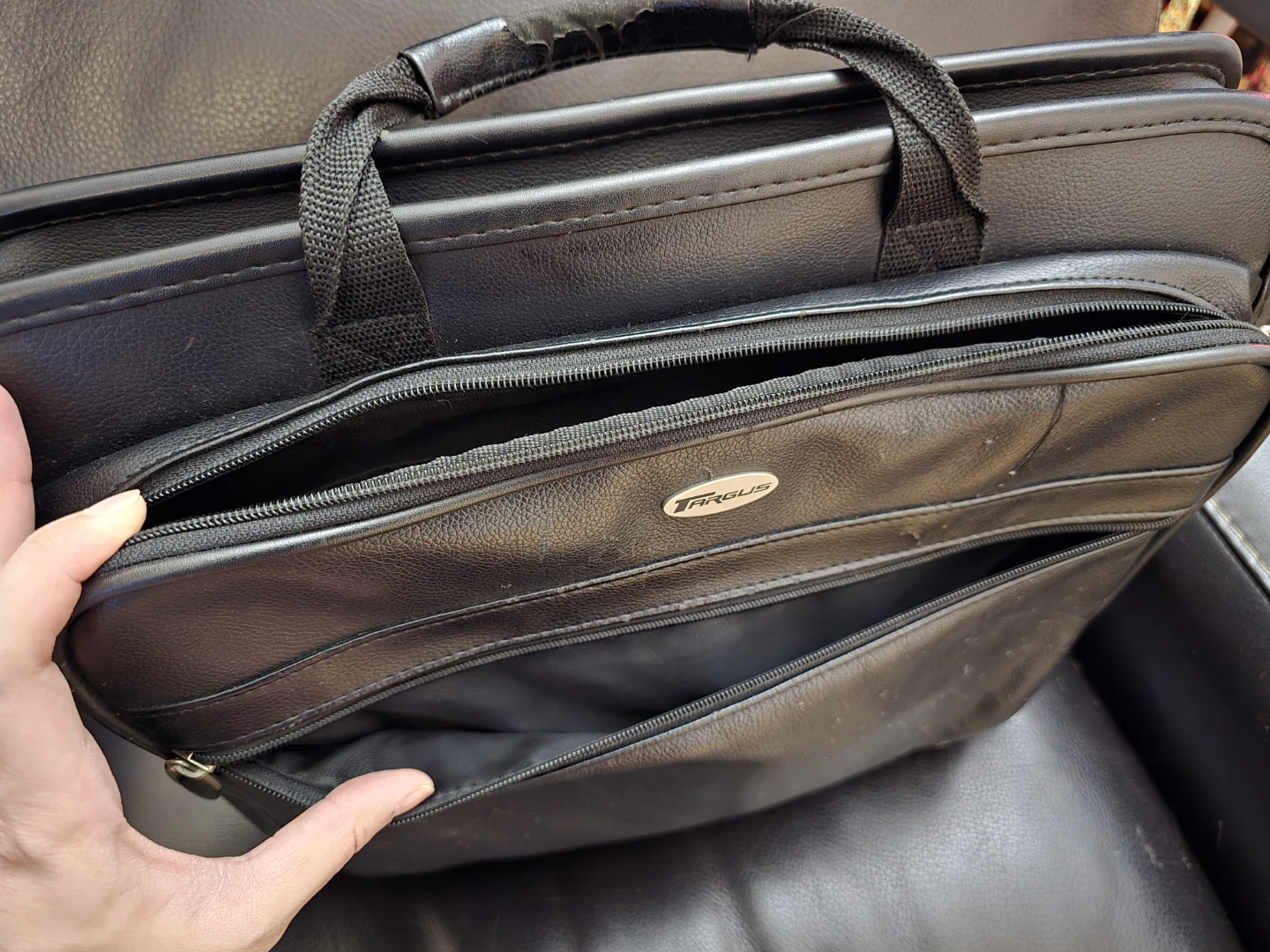 FREE Targus Black Faux Leather Laptop Bag - photo 4