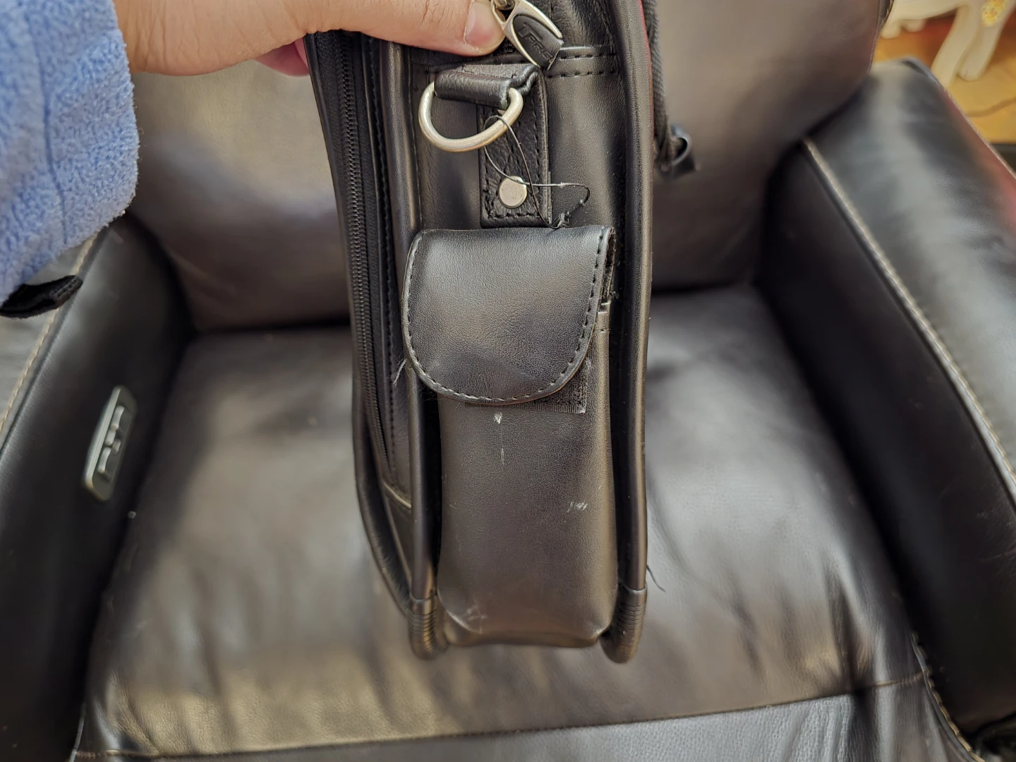 FREE Targus Black Faux Leather Laptop Bag - photo 5
