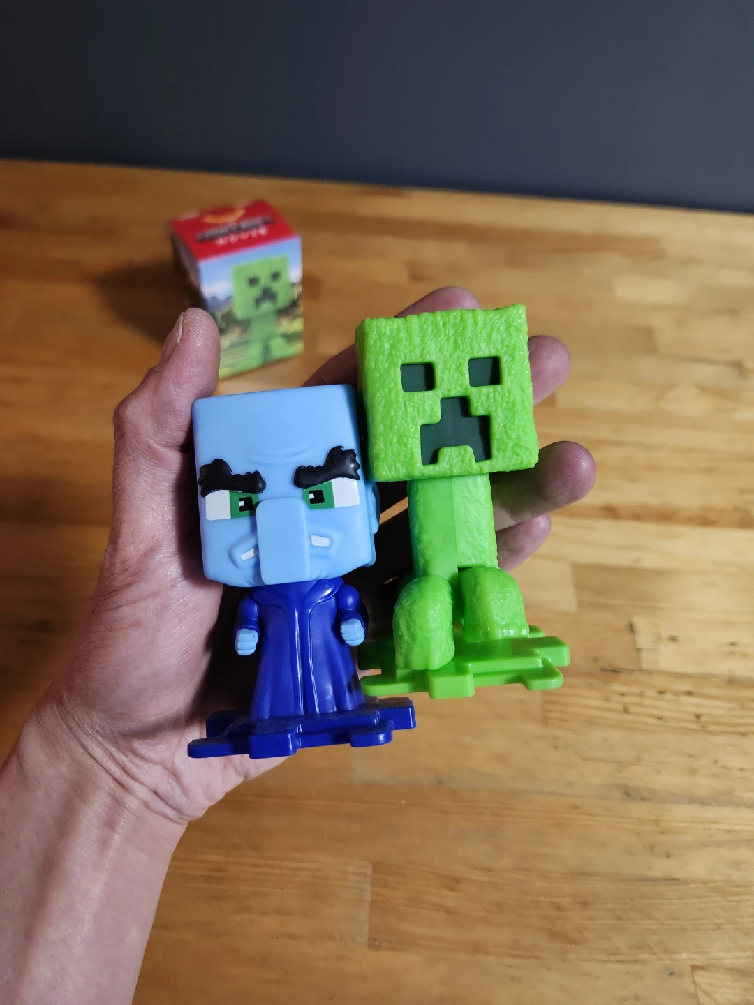 Minecraft Creeper & Villager Figurines - photo 4