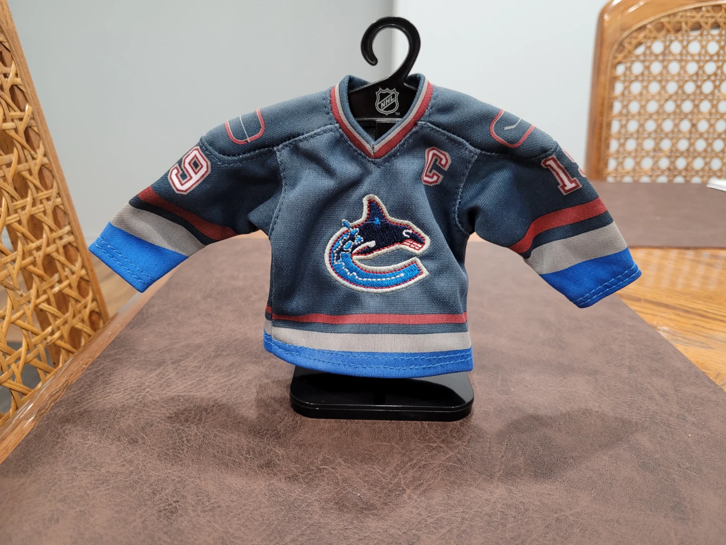 Mini Vancouver Canucks Markus Näslund Jersey w/ Stand