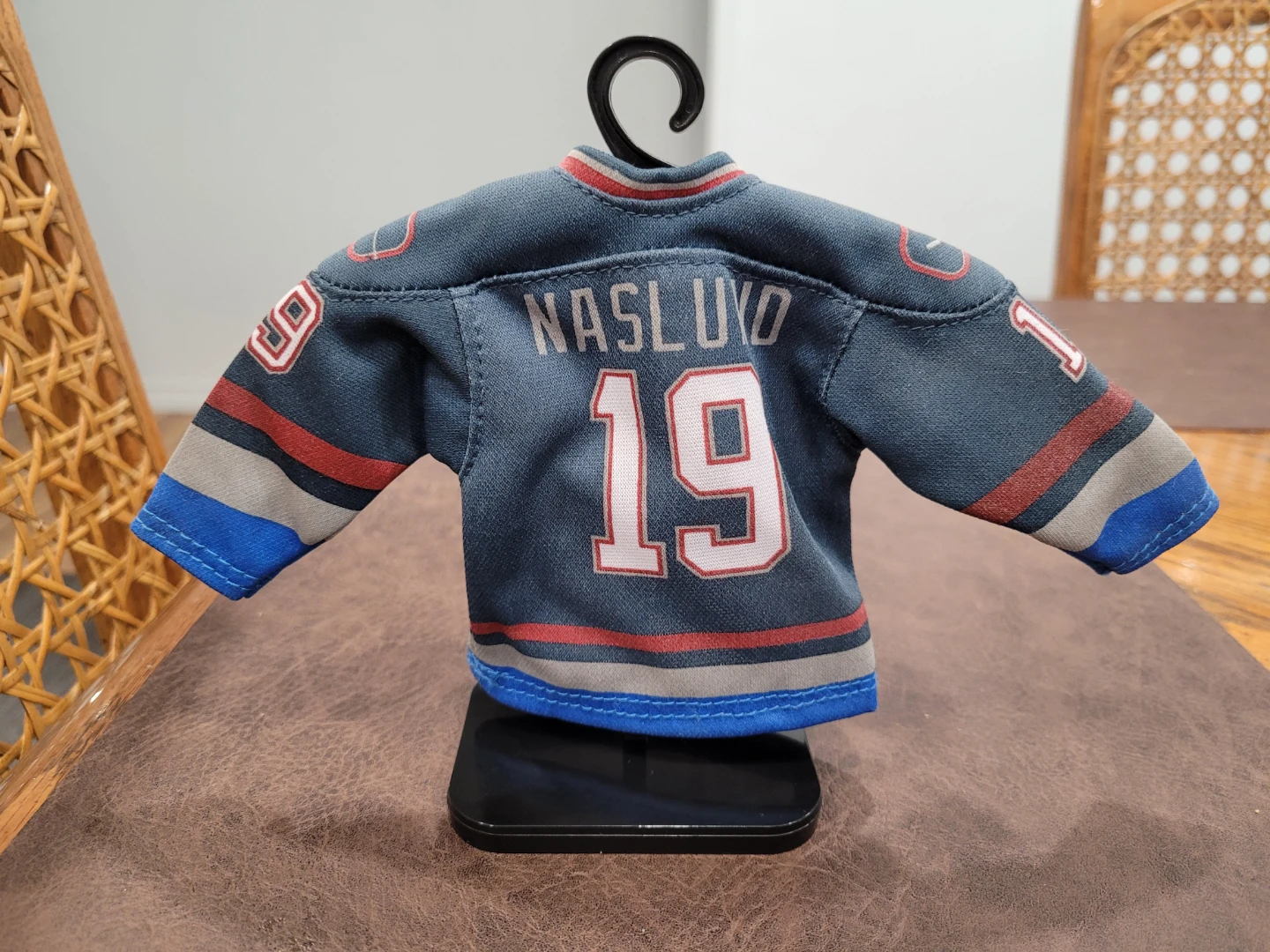 Mini Vancouver Canucks Markus Näslund Jersey w/ Stand - photo 2