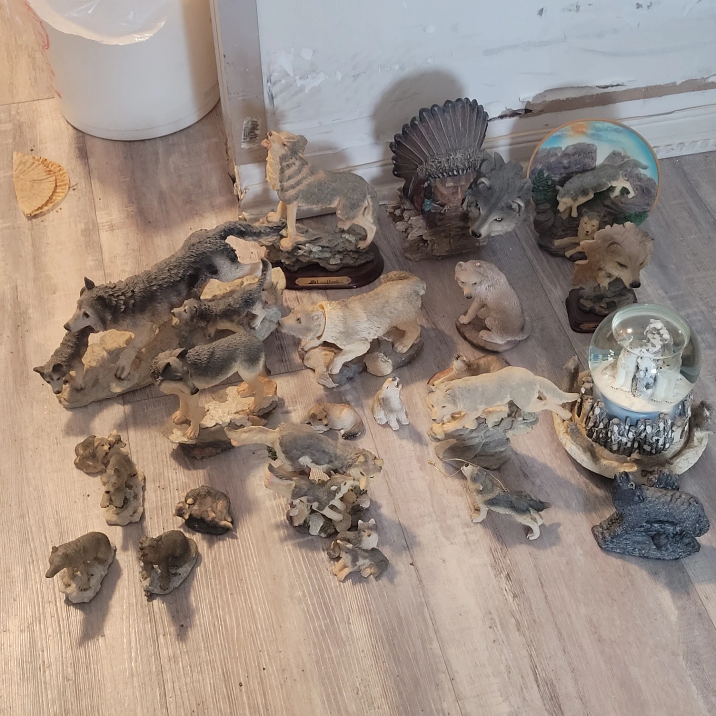 Wolf and Eagle Figurines with Clock