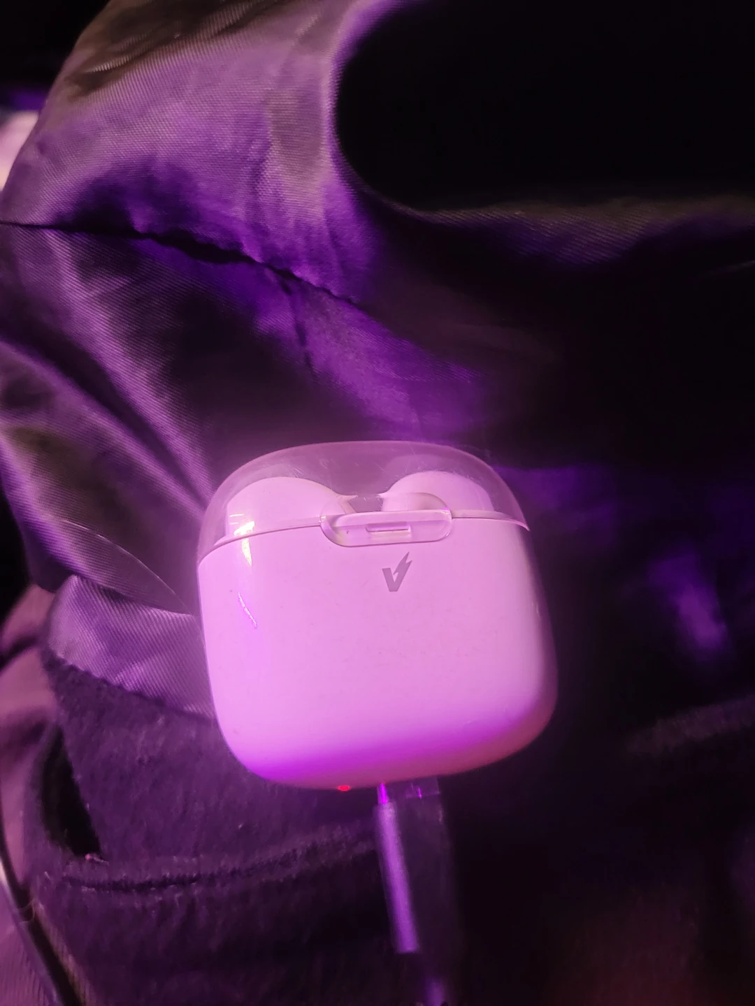 White Wireless Earbuds with Charging Case - photo 2