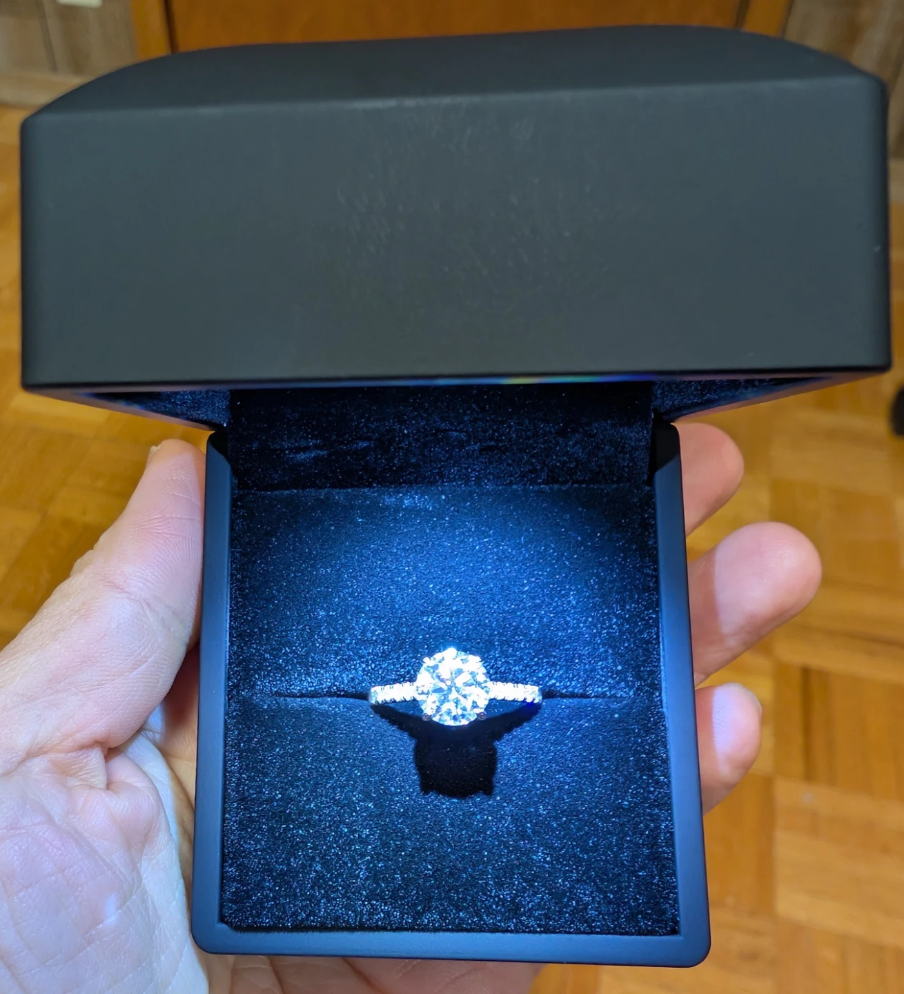 Gorgeous 2ct round brilliant moissanite ring - size 7 - photo 5