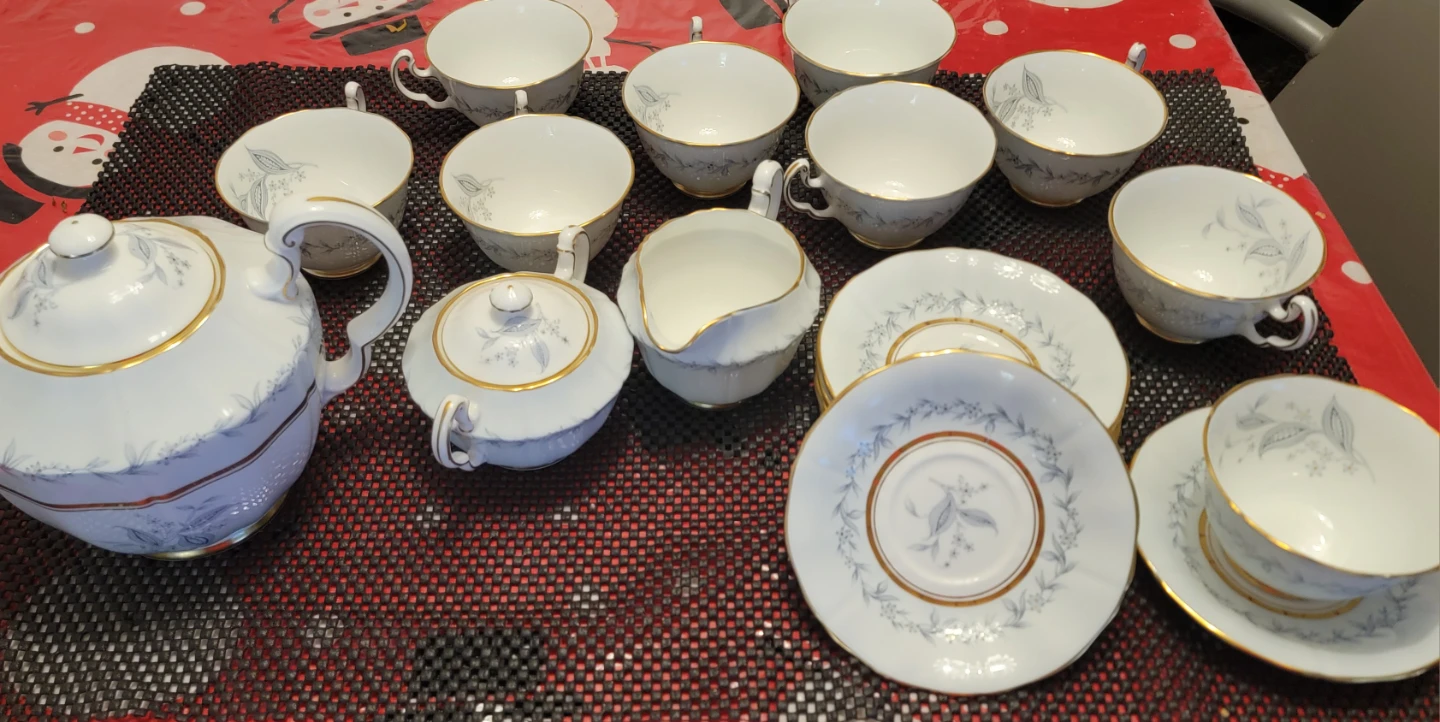 Vintage Tea Set - Teapot, Cups, Saucers, Creamer & Sugar Bowl - photo 2