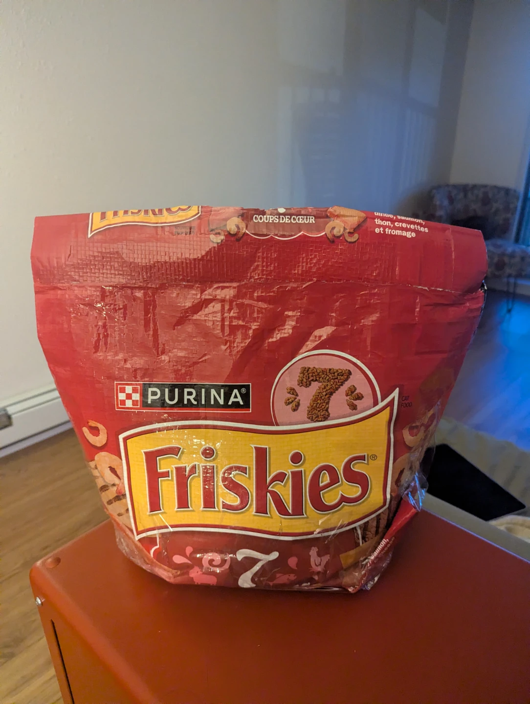 Dry cat food (Friskies 7 Favorites)
