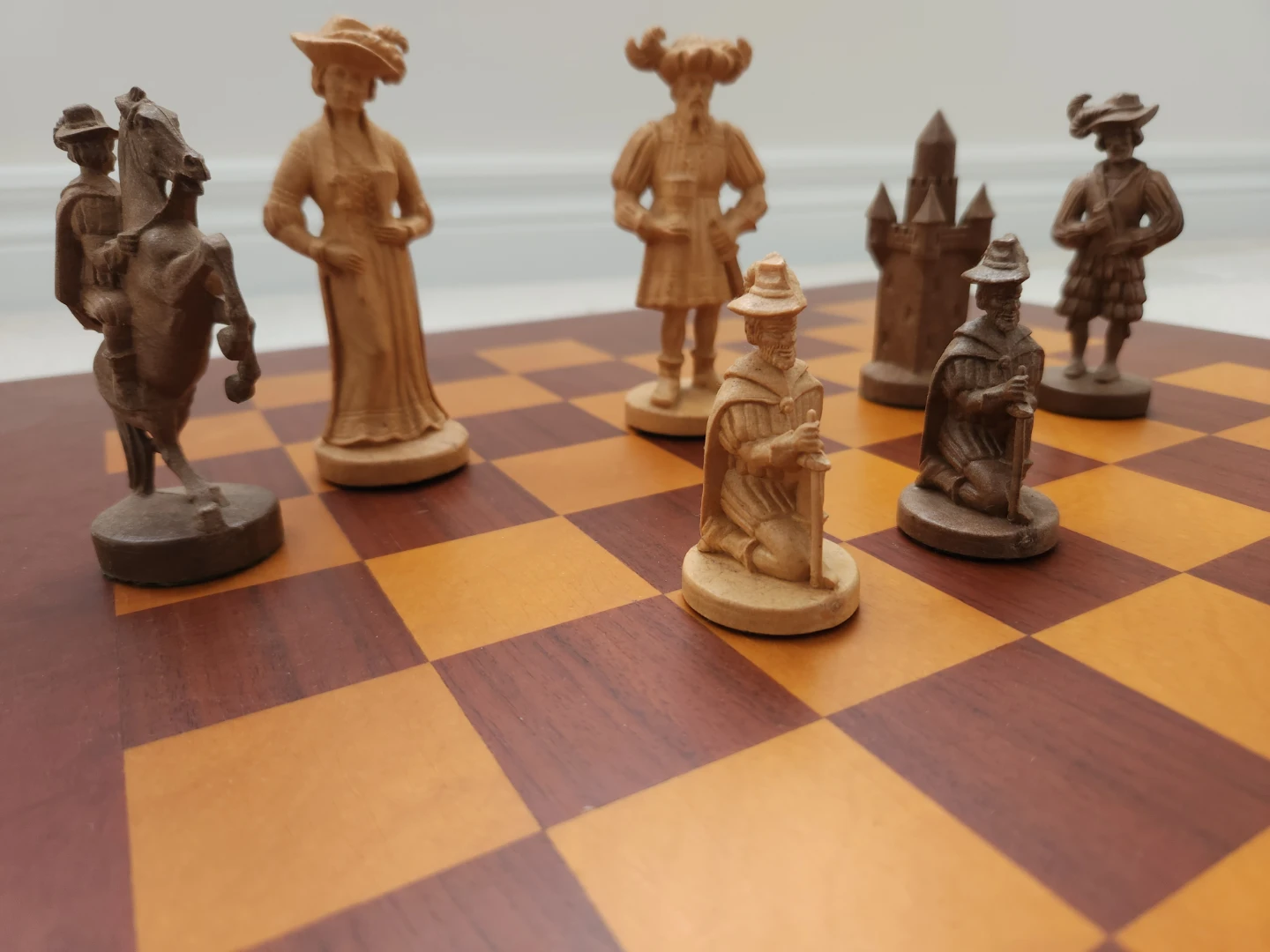 Beautiful Chess Set Pieces and hard wood board. - photo 2