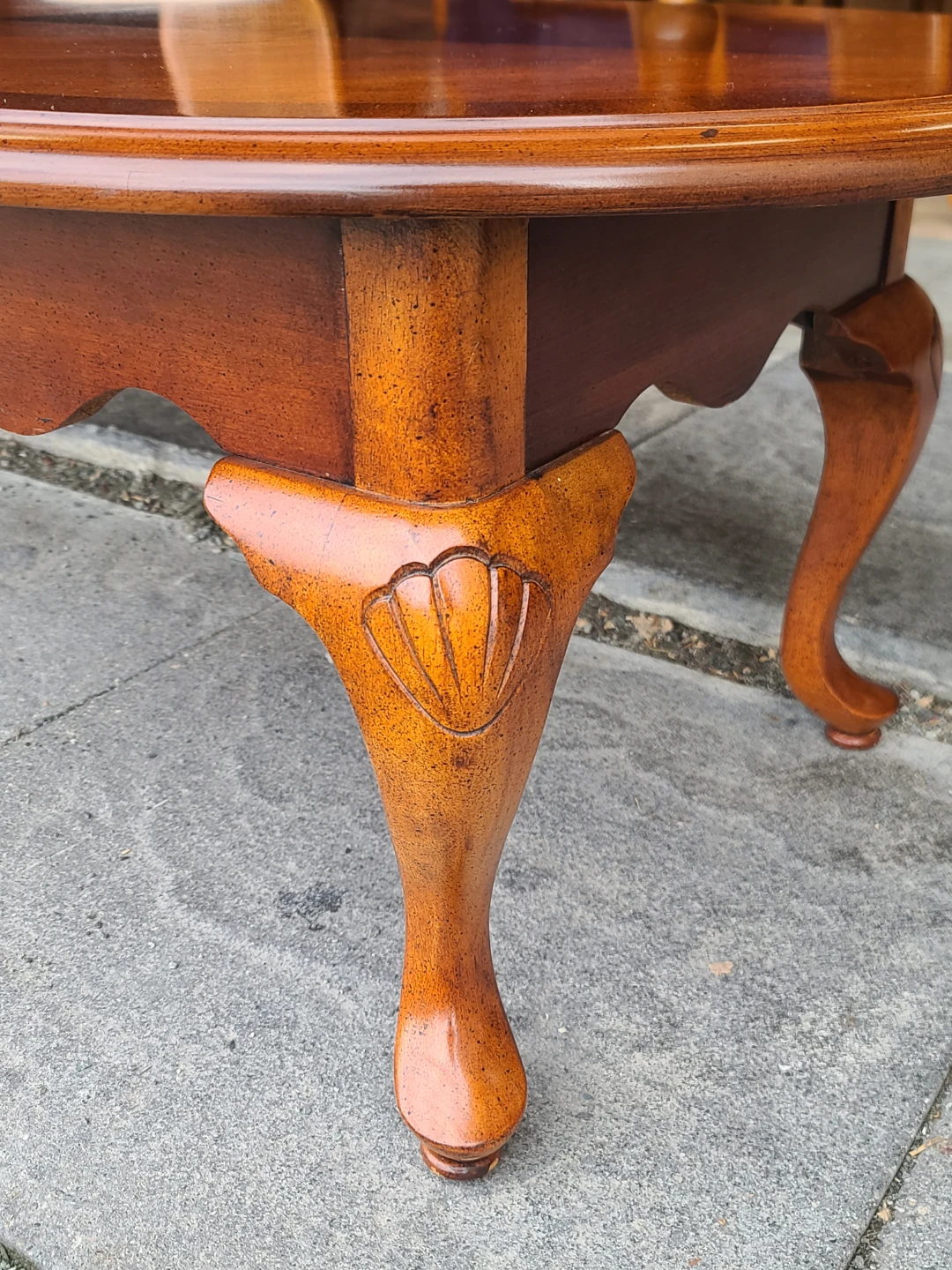 Oval Wood Coffee Table With Carved Legs - photo 4