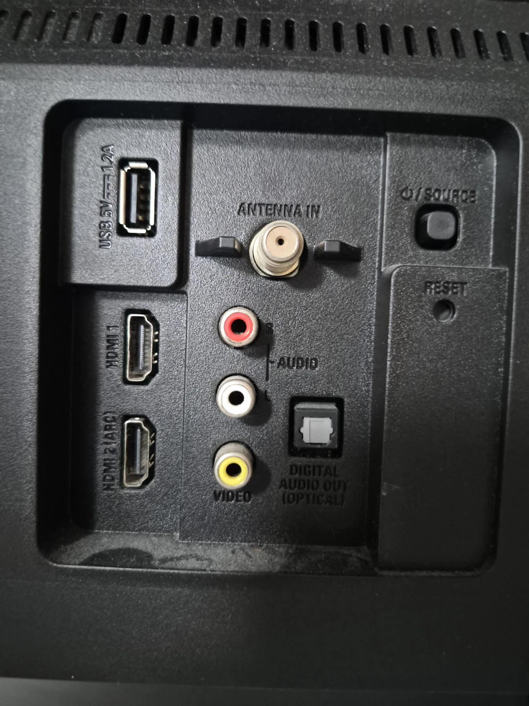 Sanyo 32" Roku TV - photo 4