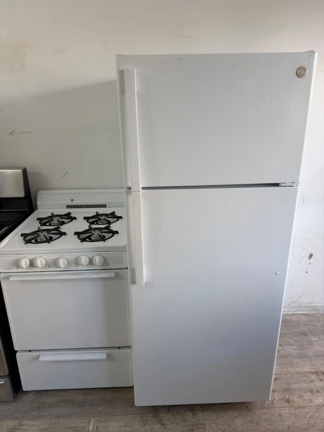 Ge apartment fridge and 24in gas stove set
