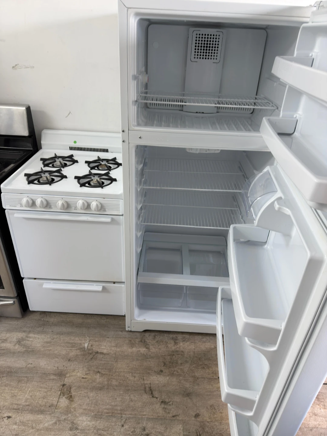 Ge apartment fridge and 24in gas stove set - photo 2