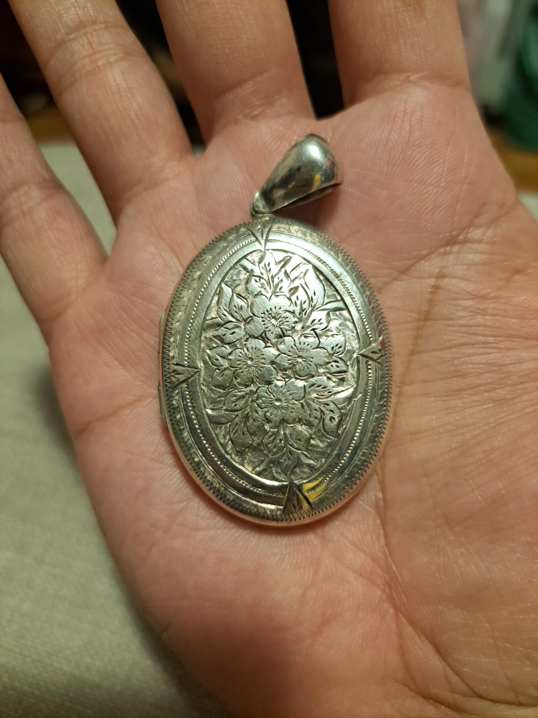Vintage Floral Engraved Oval Locket Pendant - photo 3