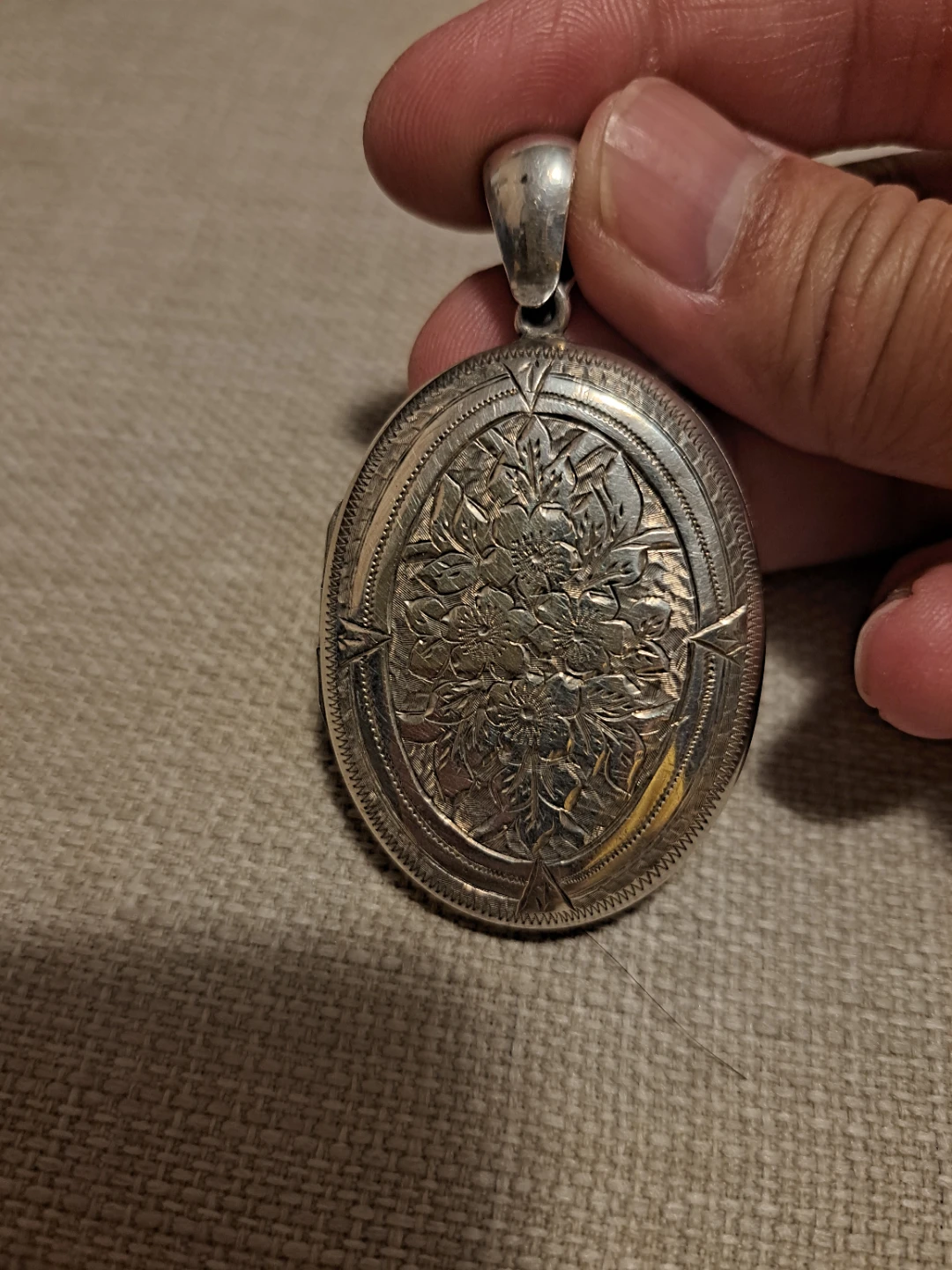 Vintage Floral Engraved Oval Locket Pendant - photo 4