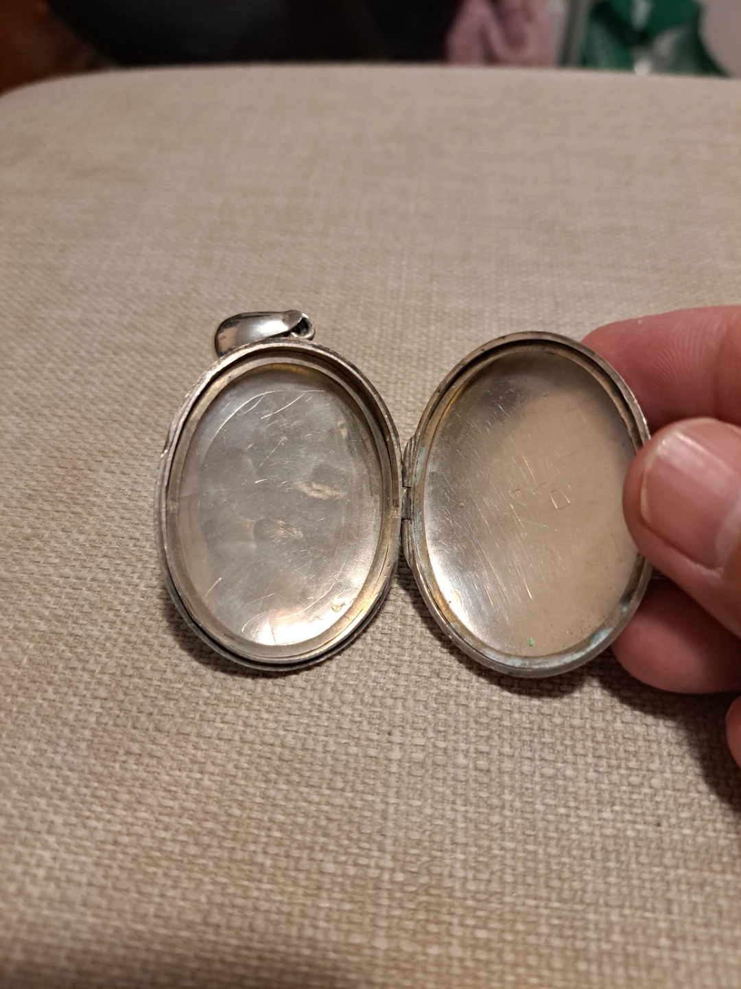Vintage Floral Engraved Oval Locket Pendant - photo 5