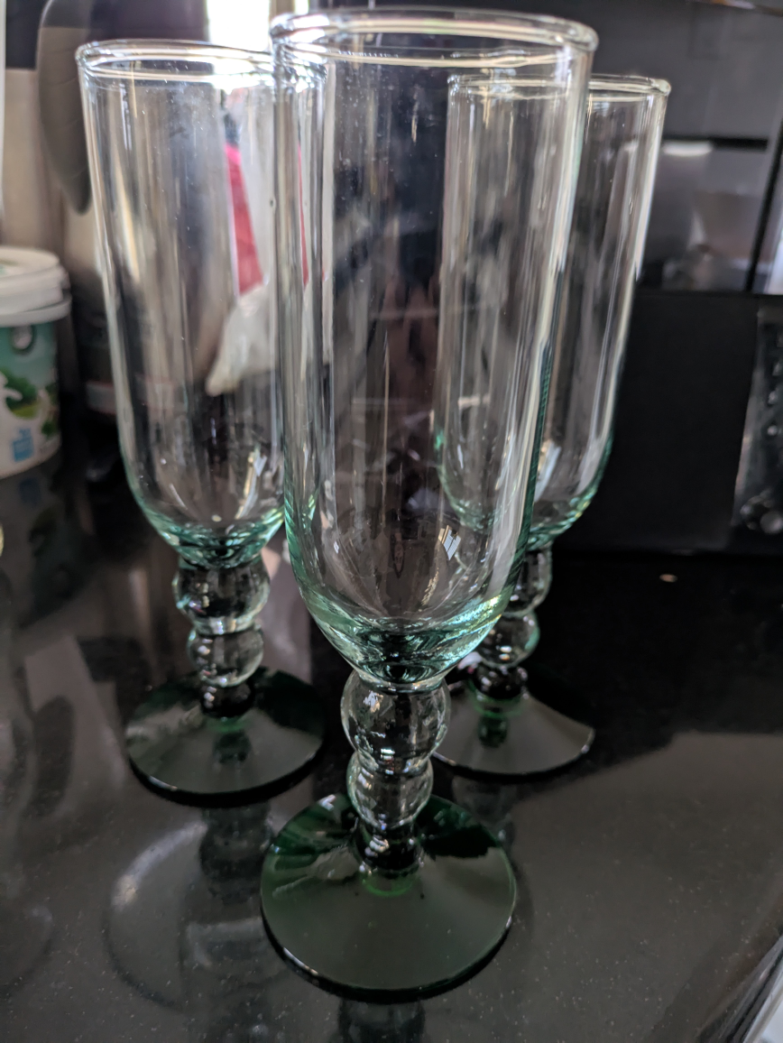 🏆 BRAND NEW Cocktail glasses with emerald green stems x 3