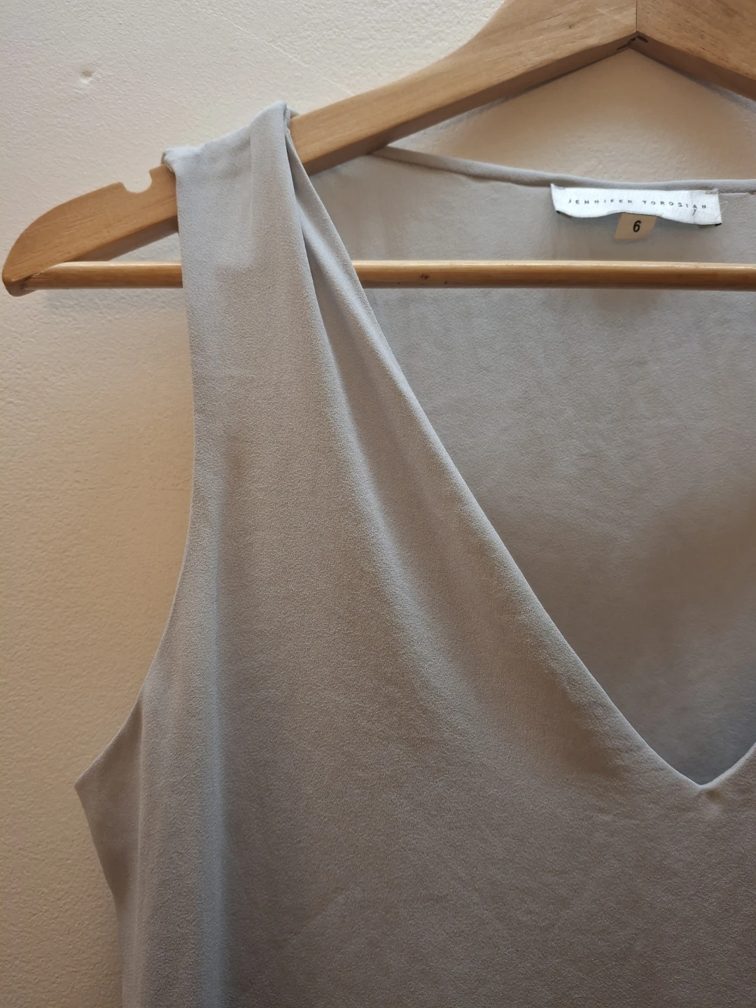 Jennifer Torosian grey sleeveless V-neck top size 6