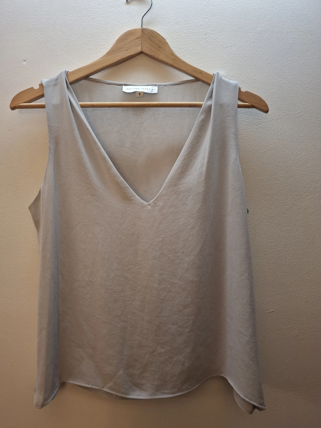 Jennifer Torosian grey sleeveless V-neck top size 6 - photo 2