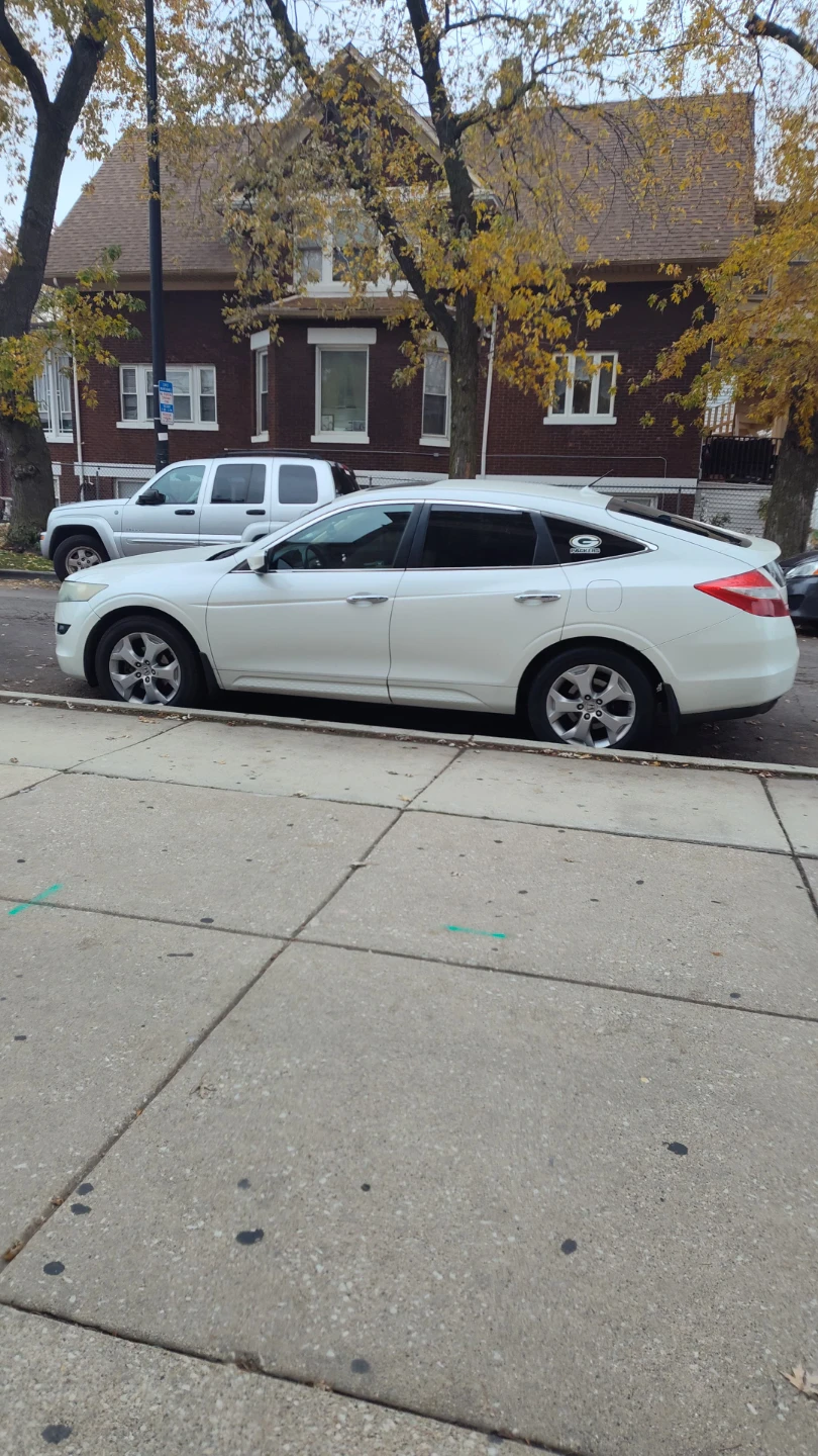 White Honda Crosstour 2010