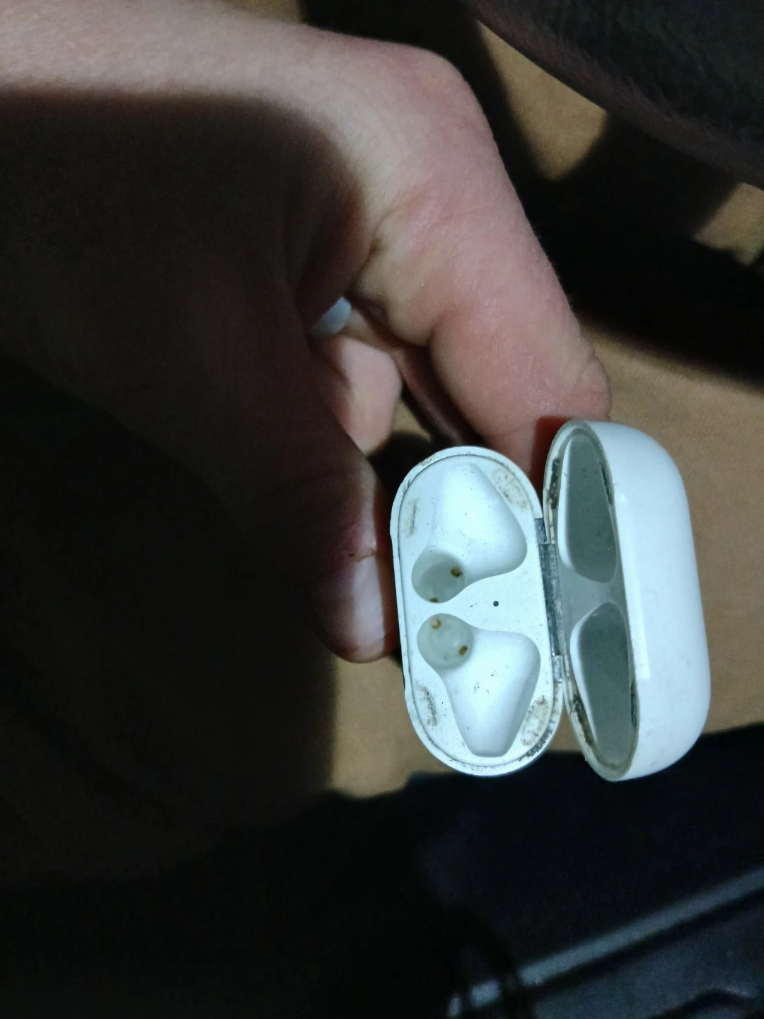 Apple AirPods 2nd Gen with Charging Case - photo 4