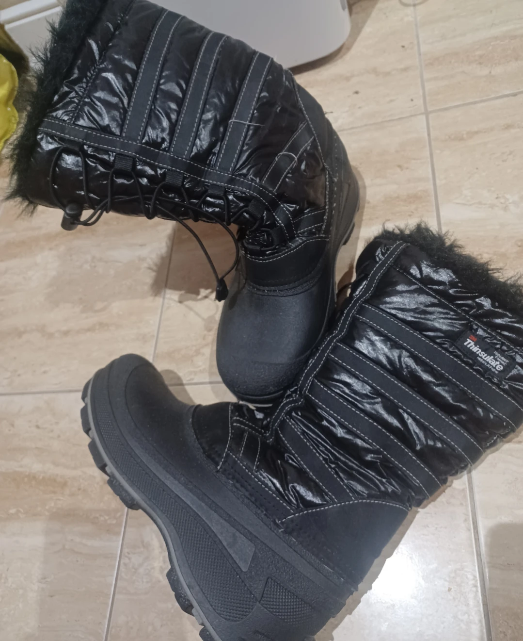 Black Thinsulate Winter Boots with Fur Trim 🥕