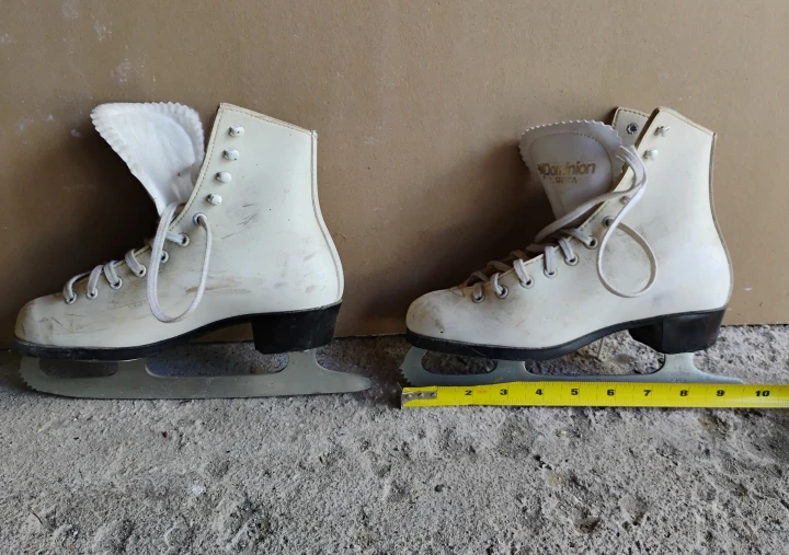 🥕Girl’s Dominion Canada Figure Skates Size 8🥕 - photo 2
