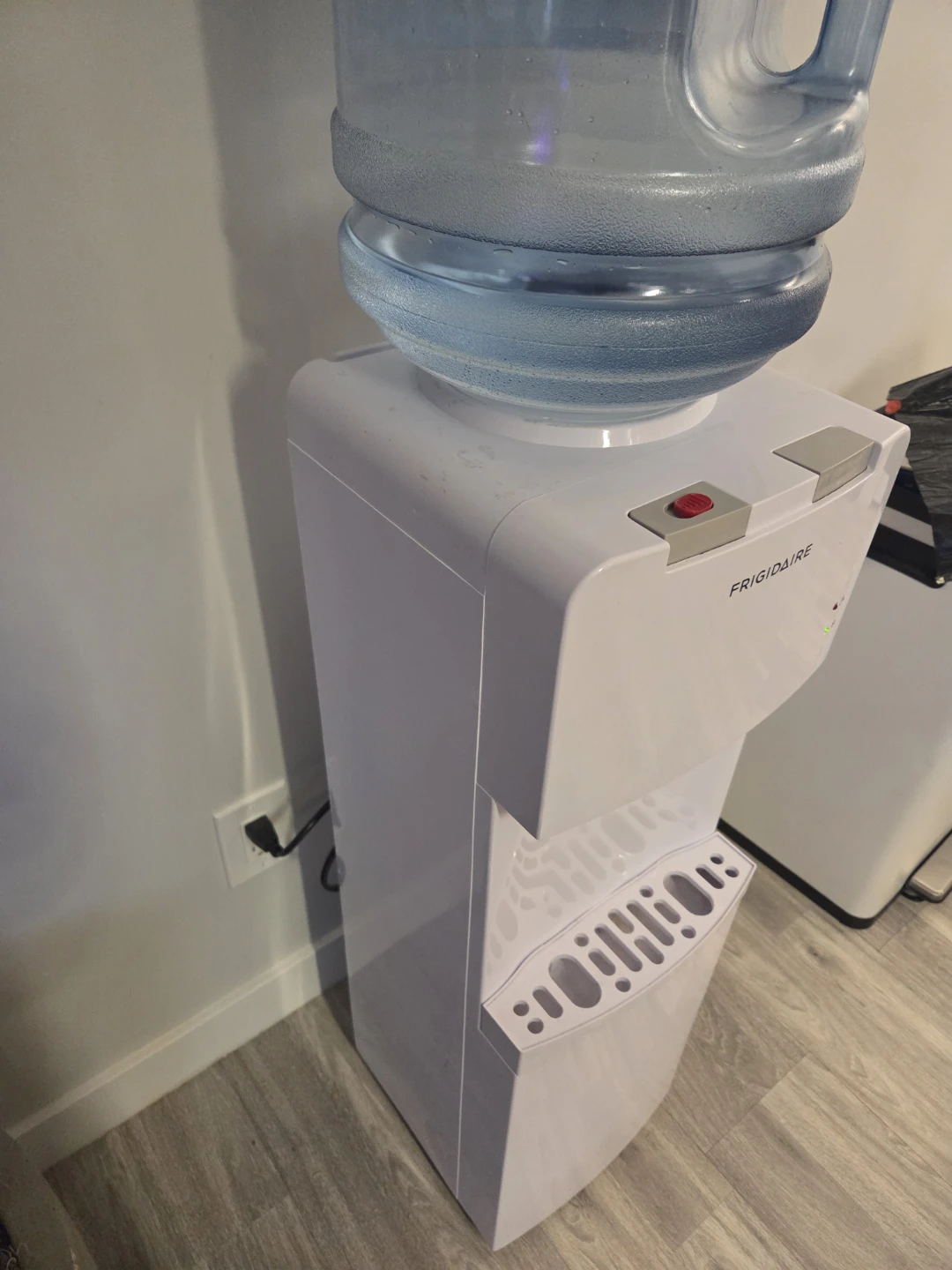 Frigidaire White Water Cooler - photo 3