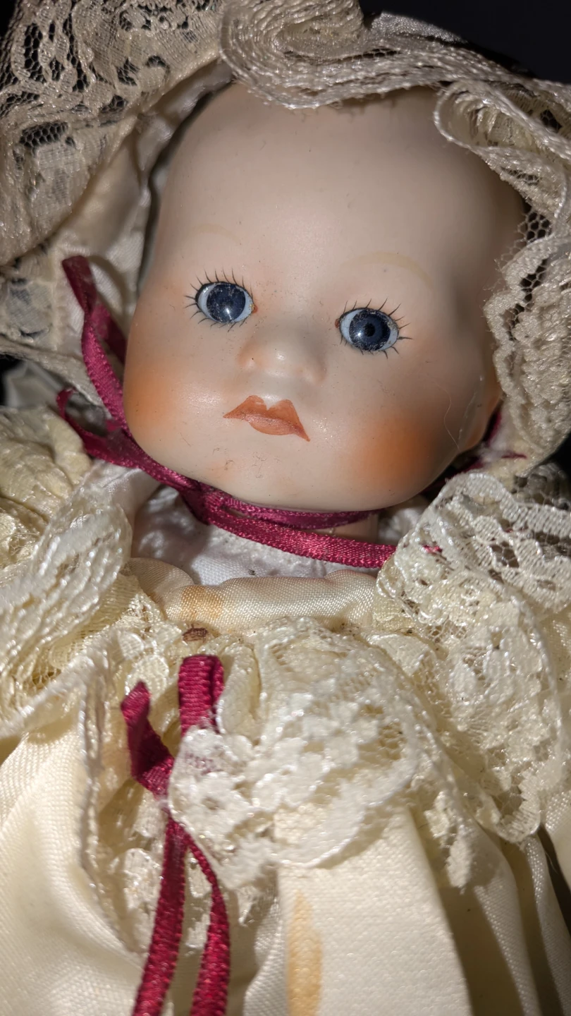Porcelain 9" Doll in cream sleepwear - photo 3