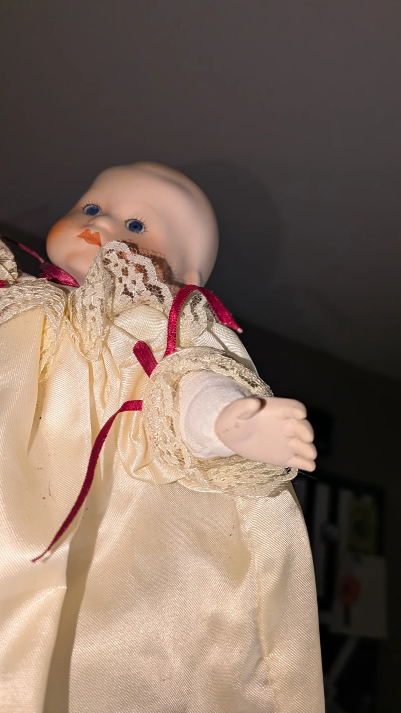 Porcelain 9" Doll in cream sleepwear - photo 4
