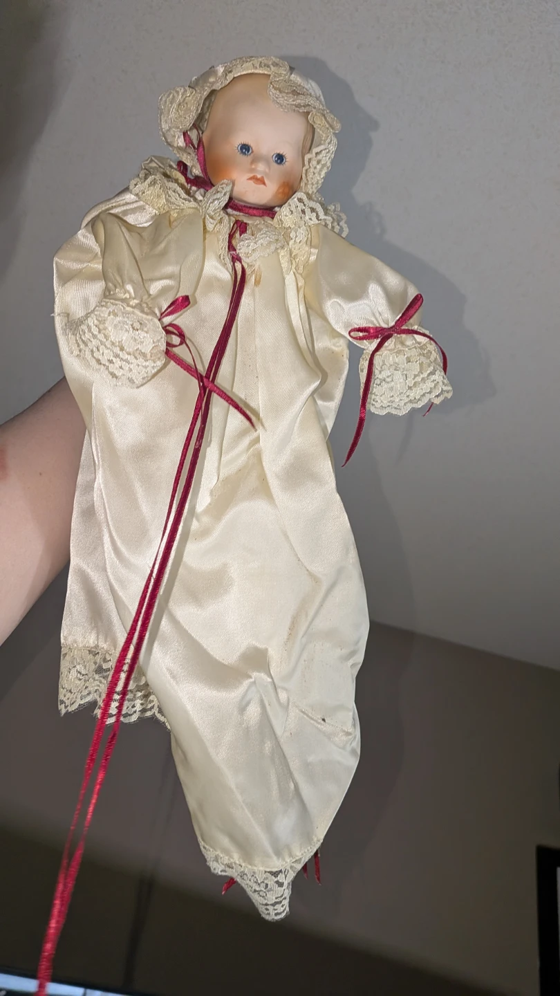 Porcelain 9" Doll in cream sleepwear - photo 5