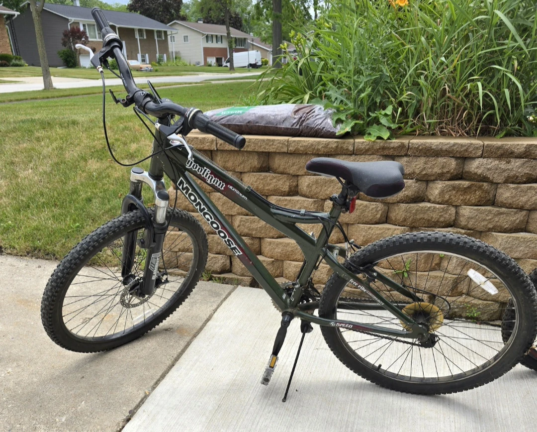 Mongoose Hooligan Mountain Bike. 21 speed.