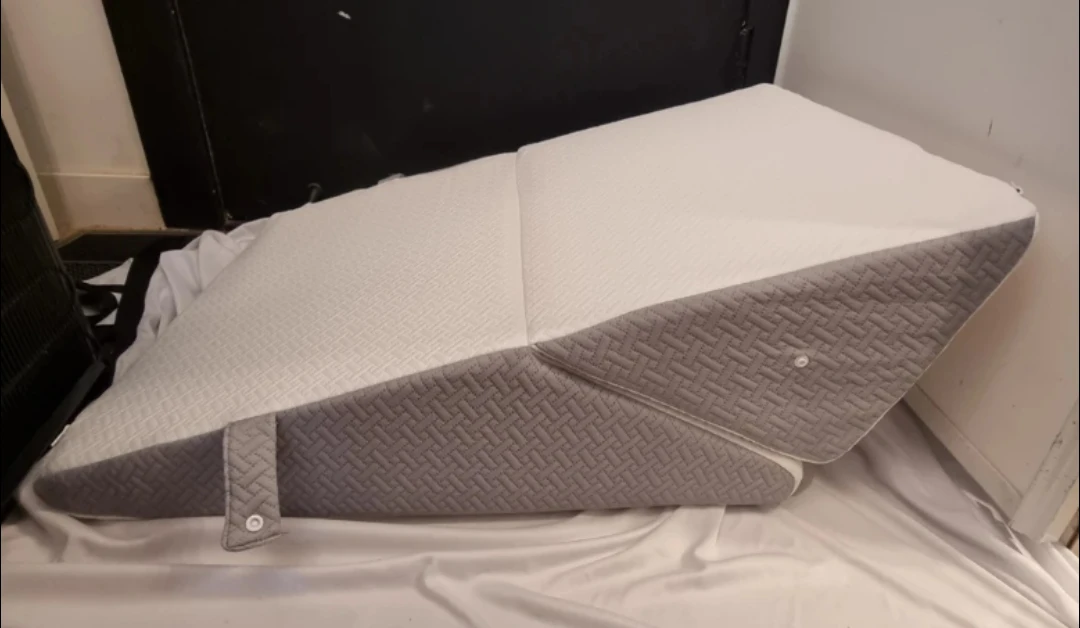White & Grey Wedge Pillow🏆 - photo 2