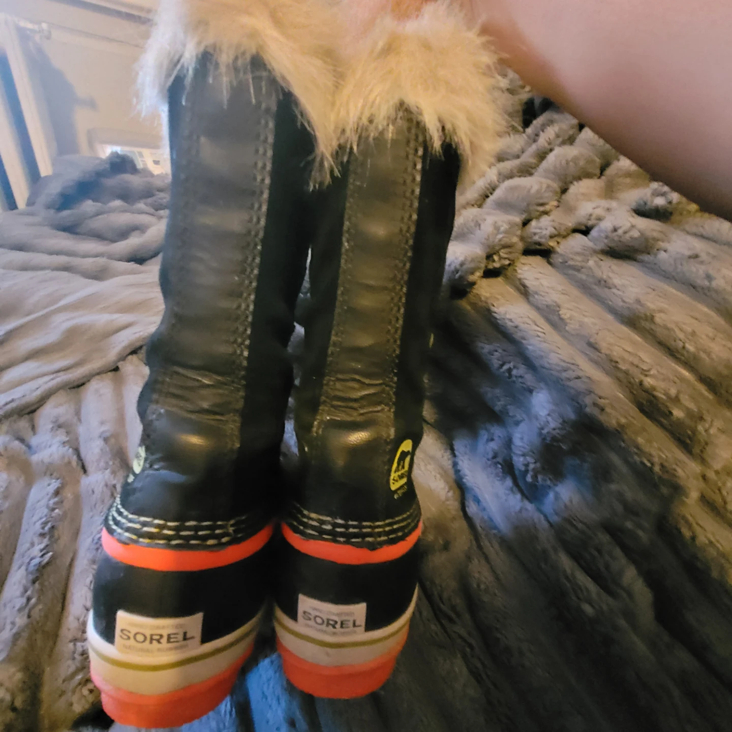 New worn 1x....Sorel Waterproof Winter Boots with faux Fur Trim - photo 4