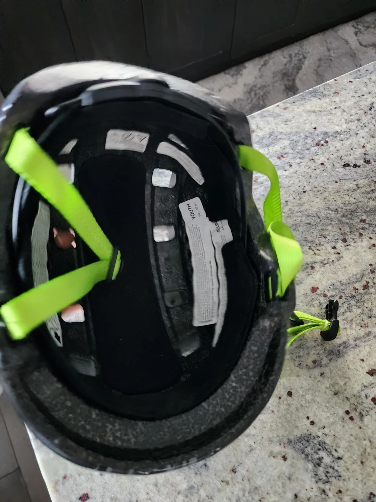 Kids Youth helmet in very good condition with adjustor - photo 4