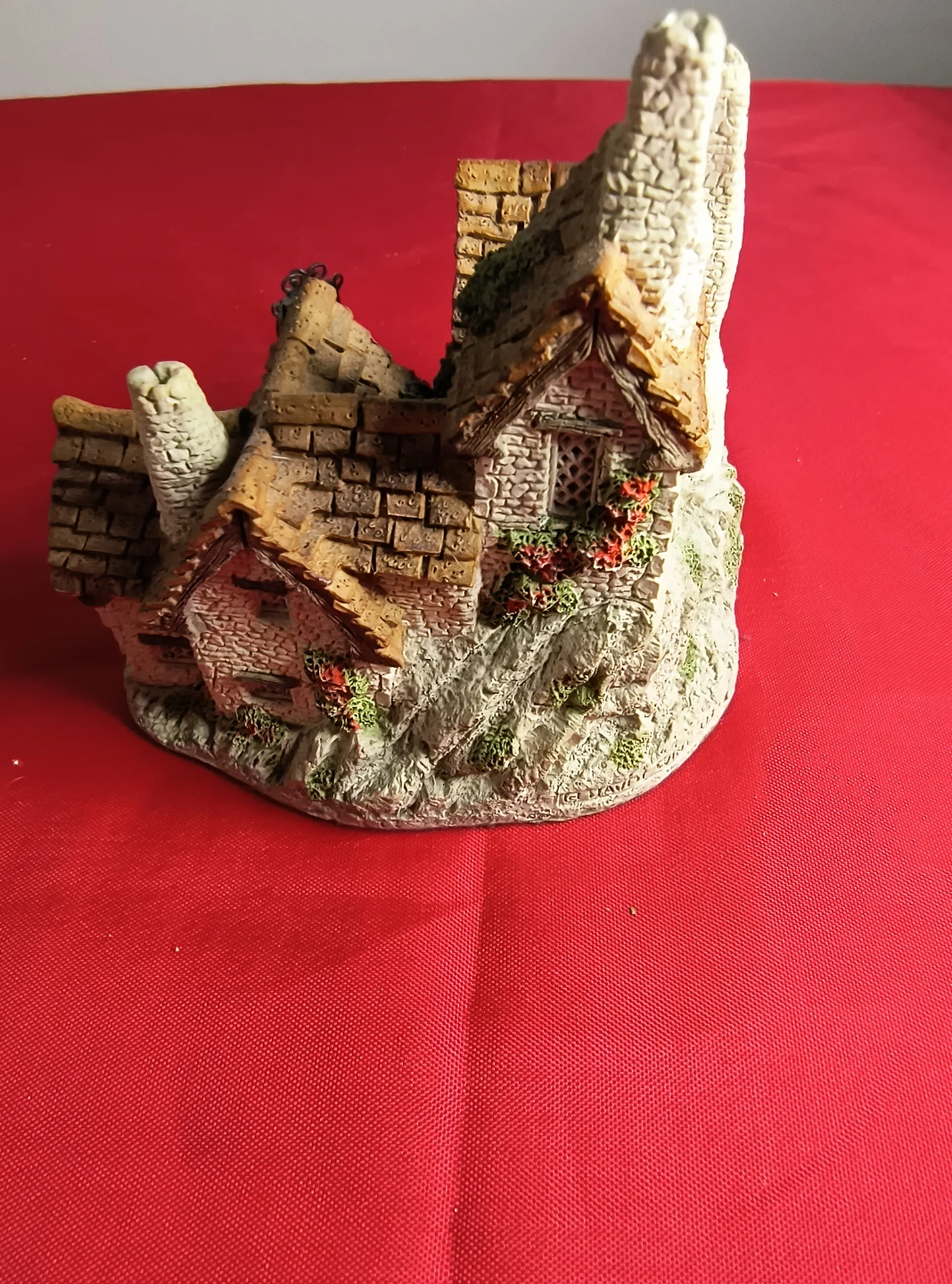 David Winter Green Dragon Pub Miniature - photo 4