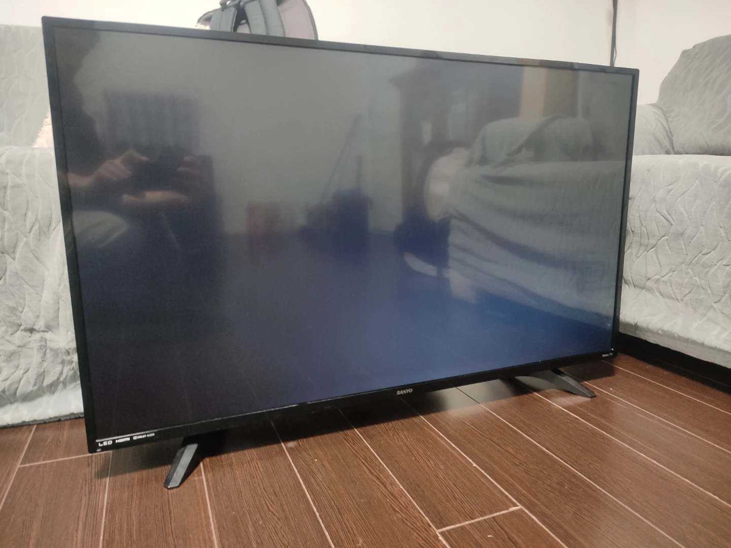 Broken screen -Sanyo 43” 1080p Roku Smart TV, FW43R48FC
