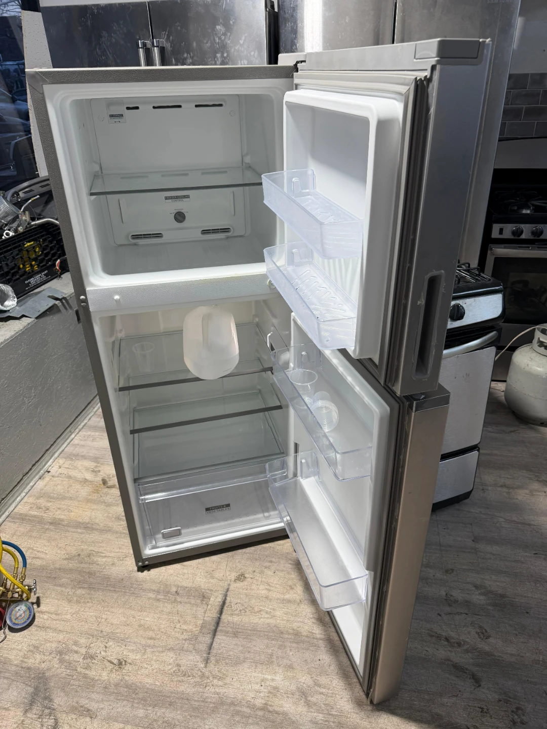 24in wide refrigerator and gas stove set - photo 2