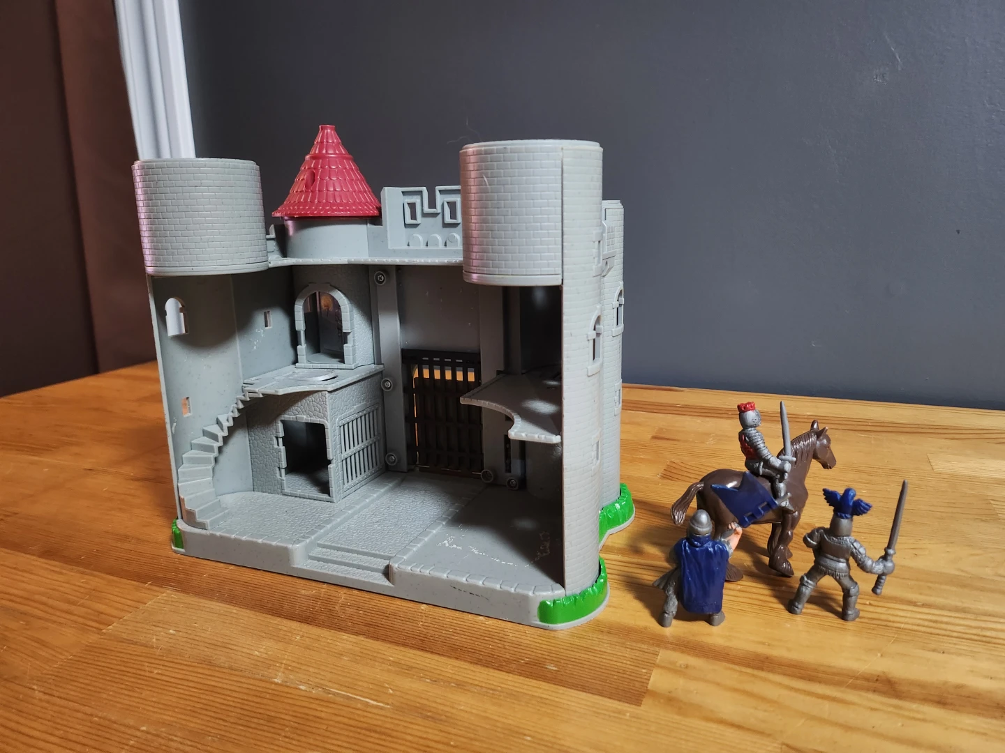 Vintage Simba Knights Castle Playset with Knights - photo 3