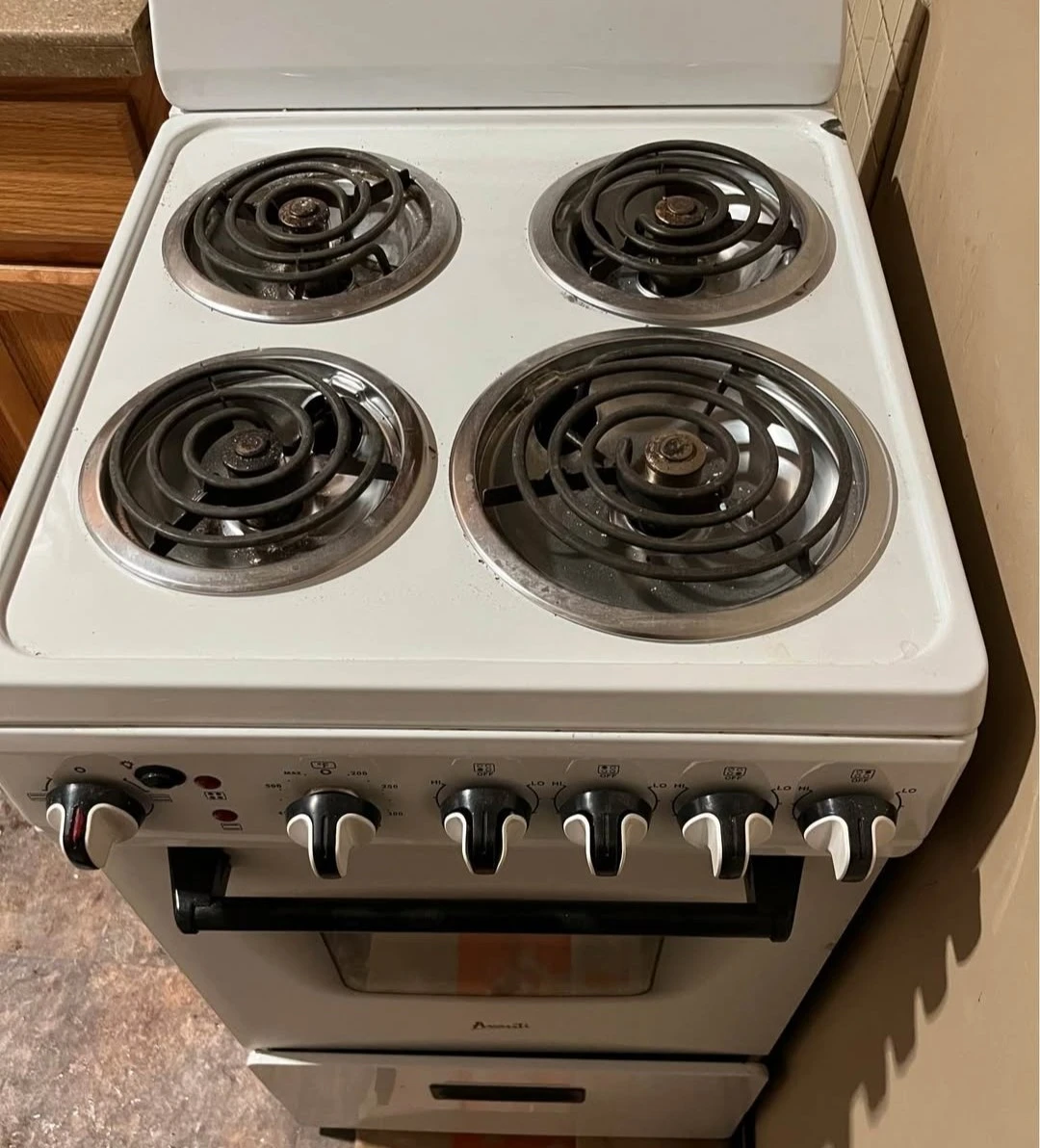 Avanti White 4-Burner Electric Stove with Oven - photo 2