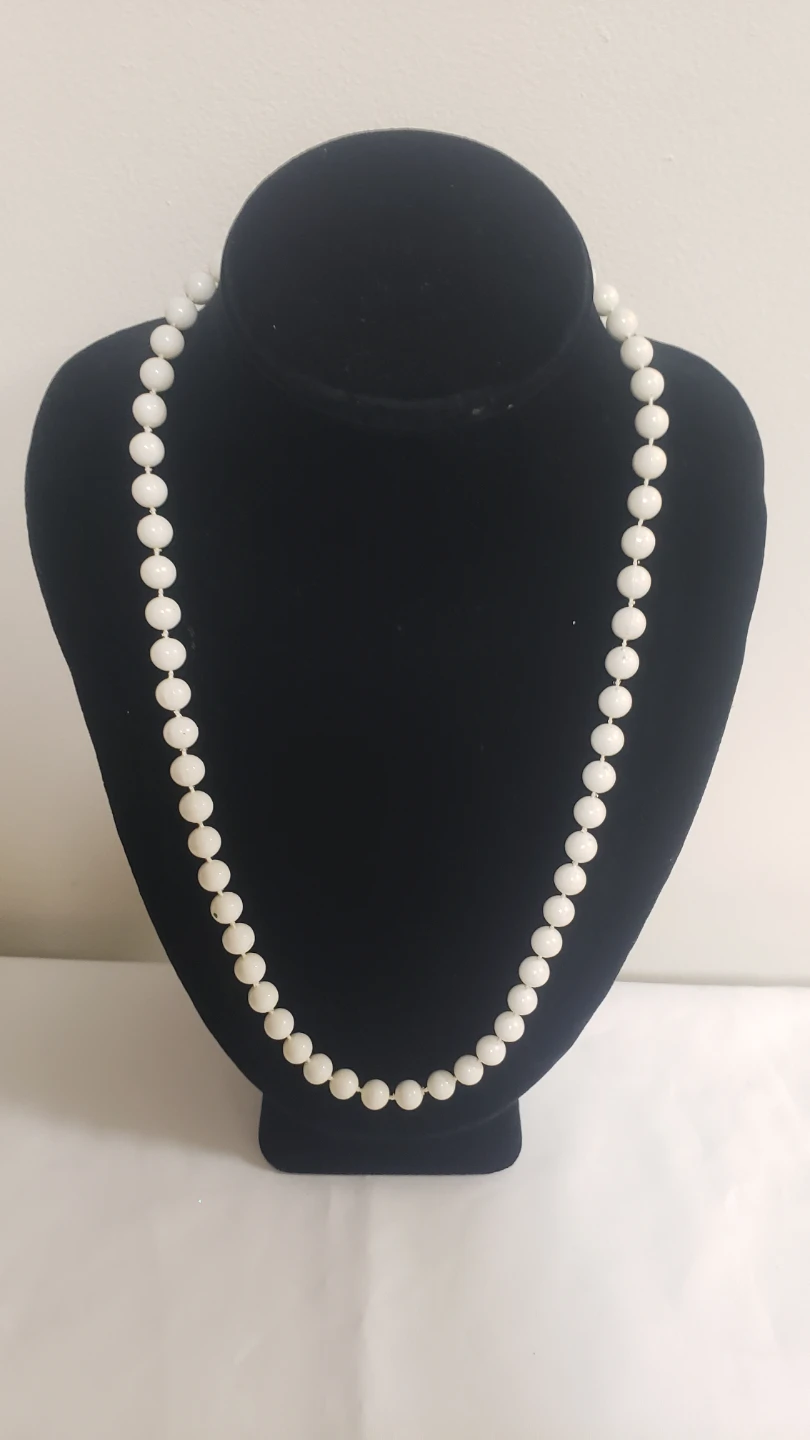 Like New Women's Pearl White Neclace