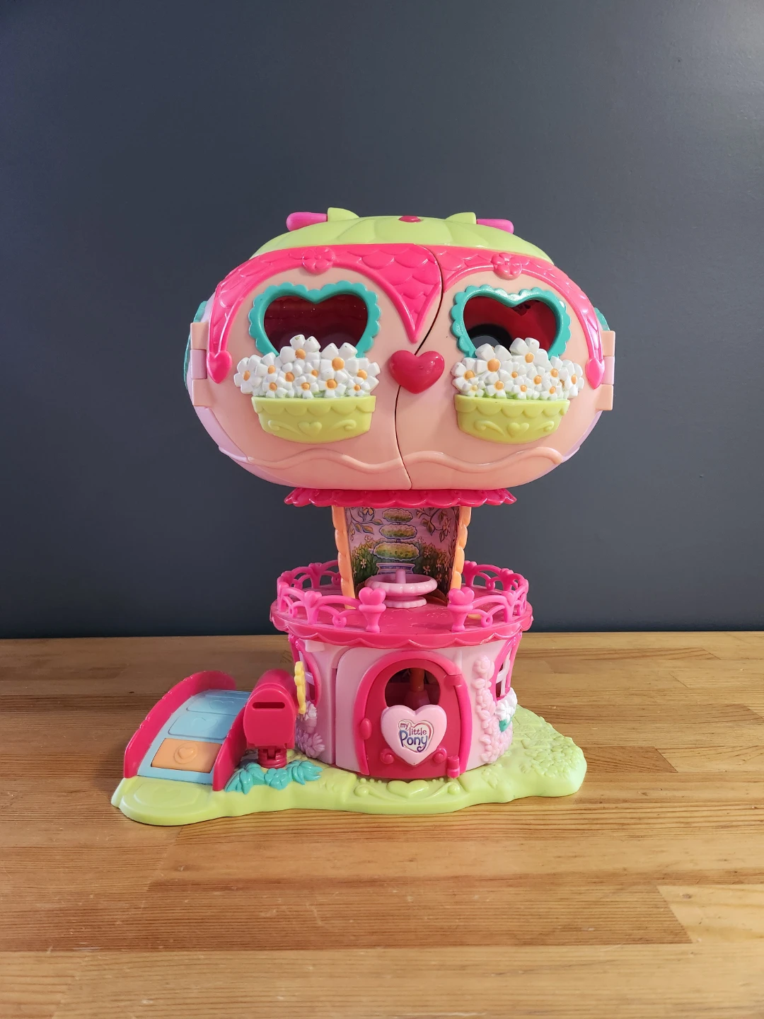 My Little Pony Pinkie Pie's Balloon House in Ponyville