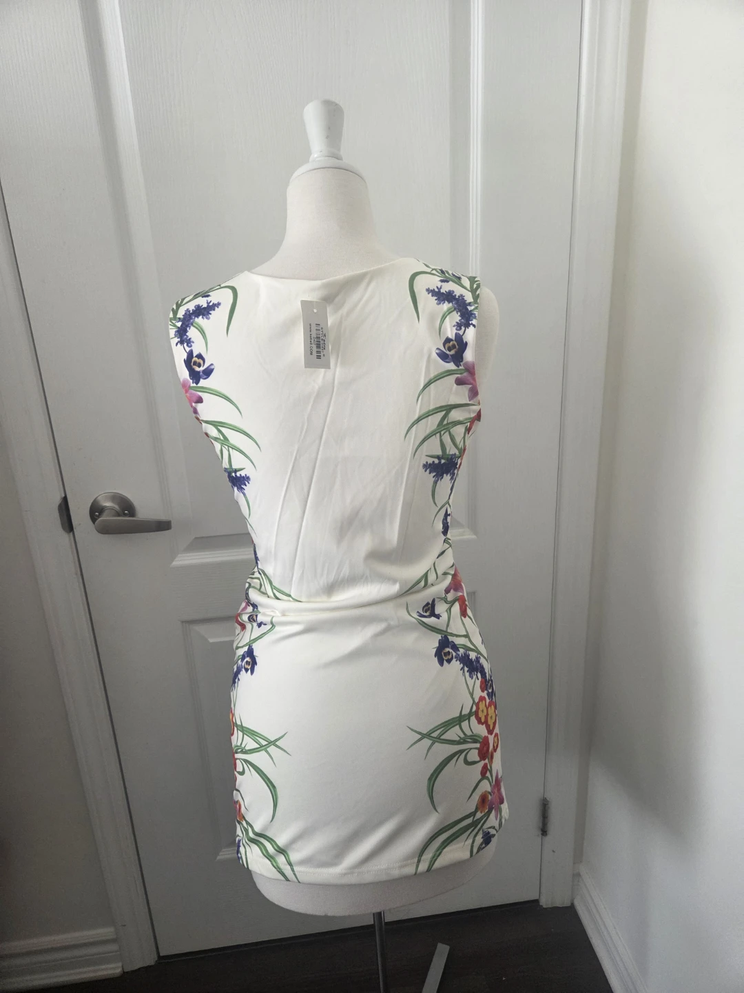 White sleeveless dress with floral print - photo 2