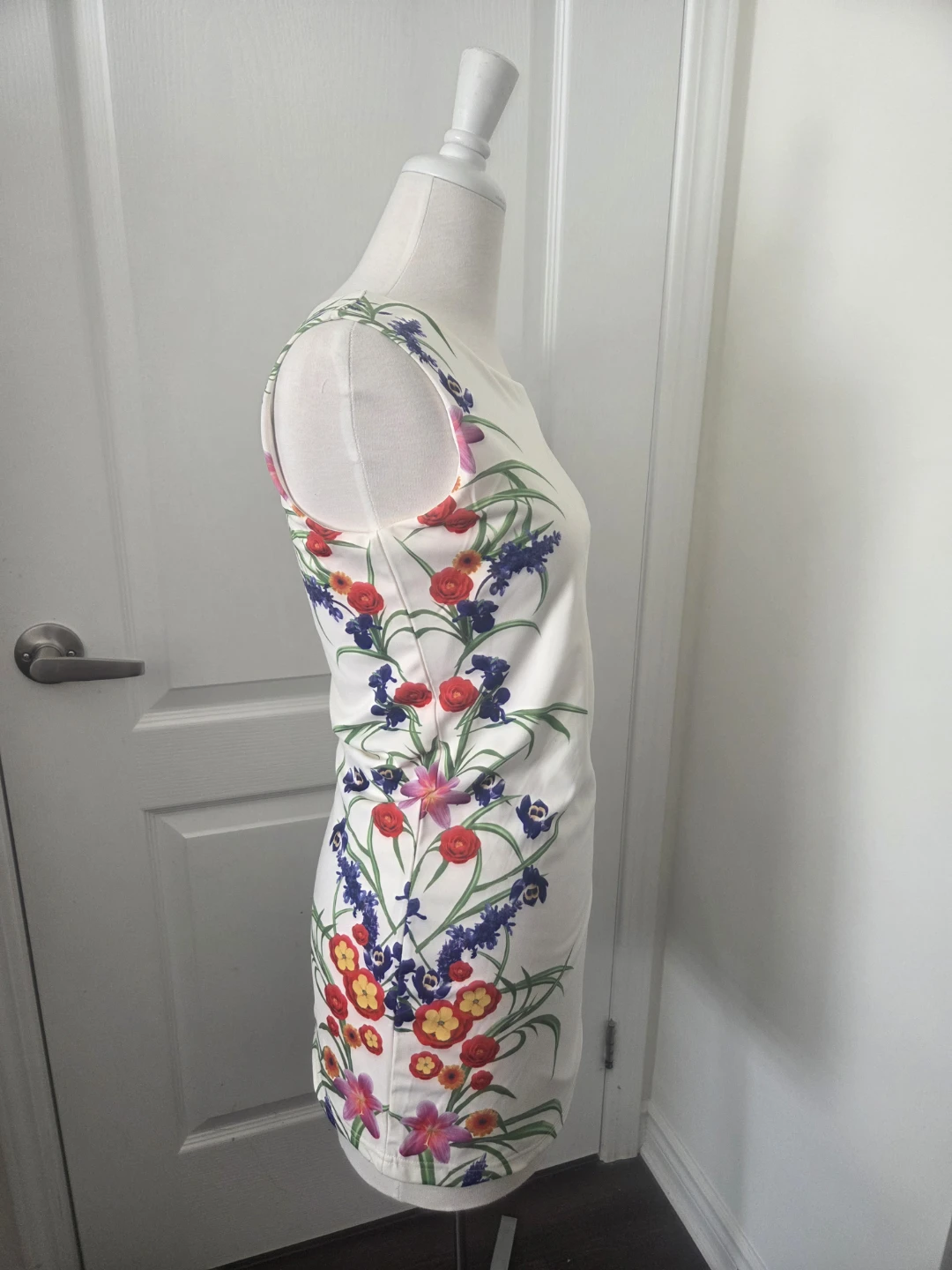 White sleeveless dress with floral print - photo 3