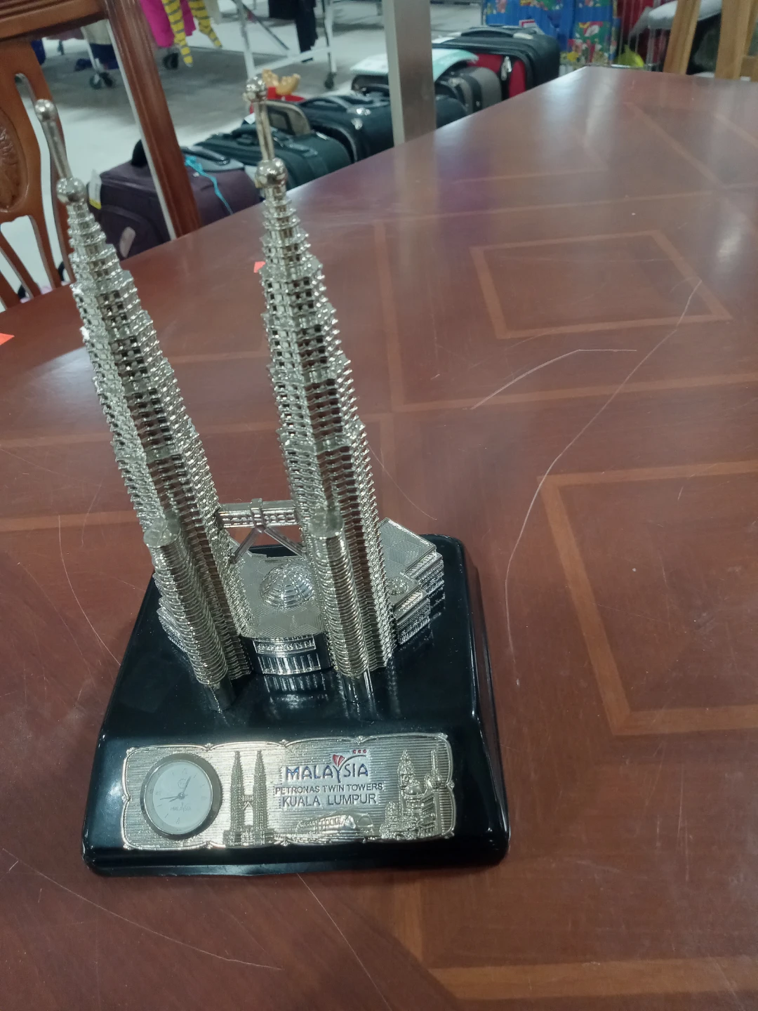 Petronas Twin Towers Kuala Lumpur Souvenir Clock - photo 2