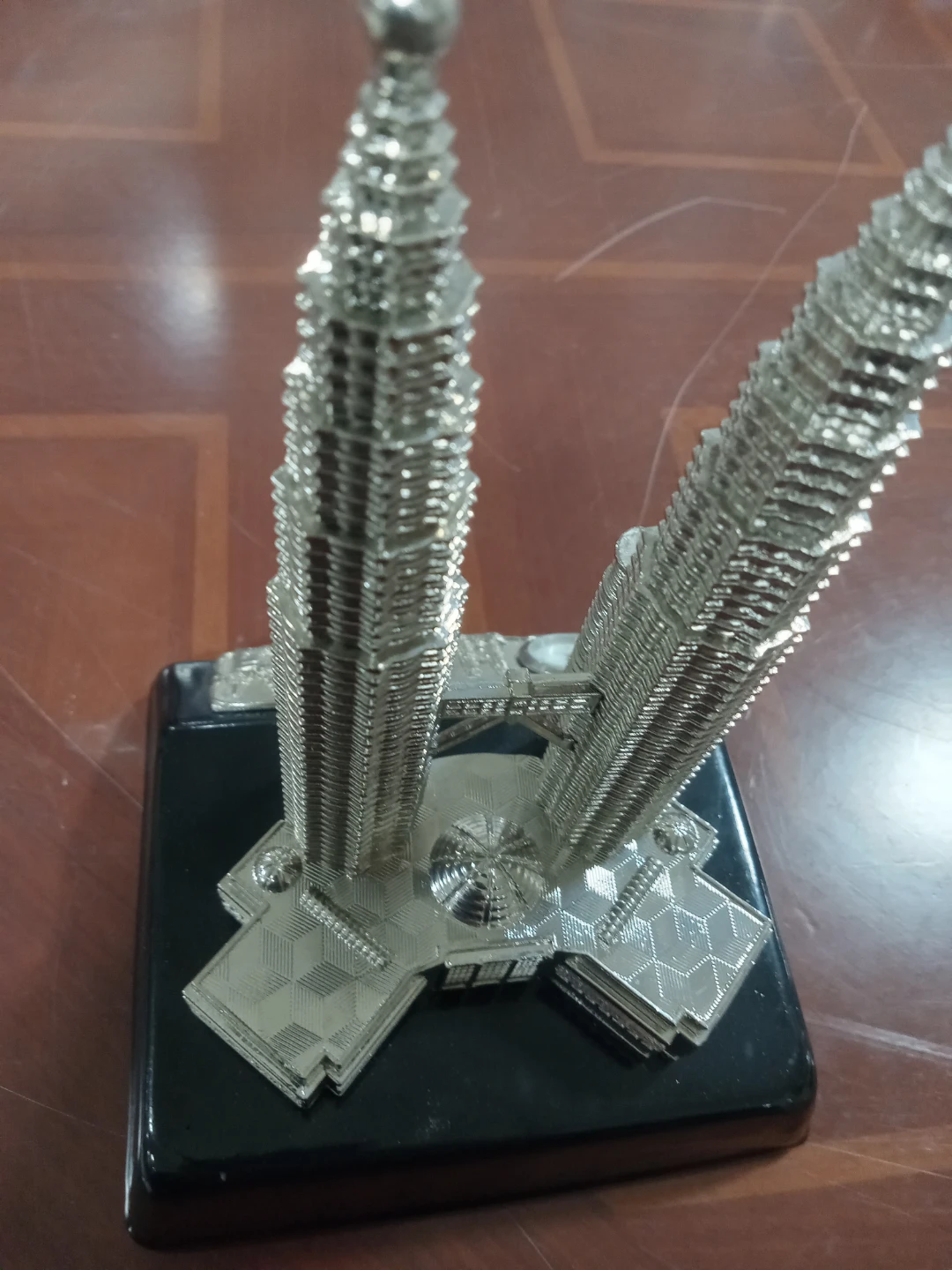 Petronas Twin Towers Kuala Lumpur Souvenir Clock - photo 3