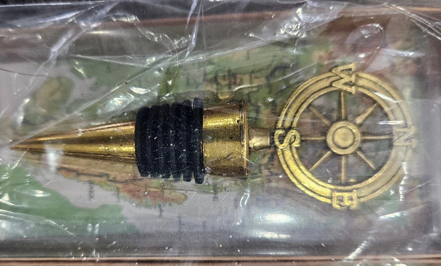 Set of 2 Gold Compass Wine Bottle Stoppers - photo 3