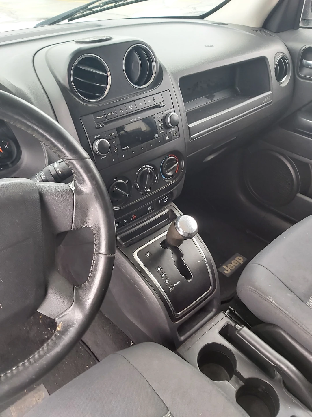 White Jeep Patriot 4x4